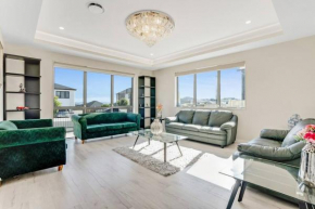 5 BDR Flat Bush Mansion - Central Aircon, Fast WiFi, Pool Table, Netflix and More!